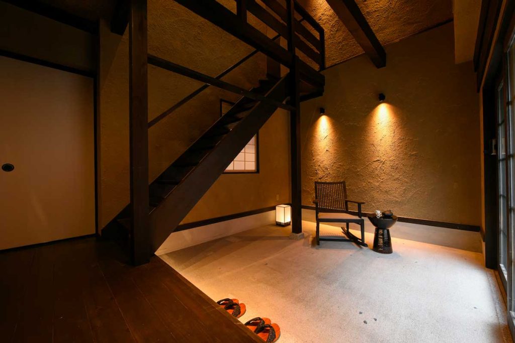 京都の町家ホテル「鈴プレミアム 飛雲 Ⅰ」の玄関 / Entrance of Kyoto Machiya Hotel Rinn Premium Hiun I