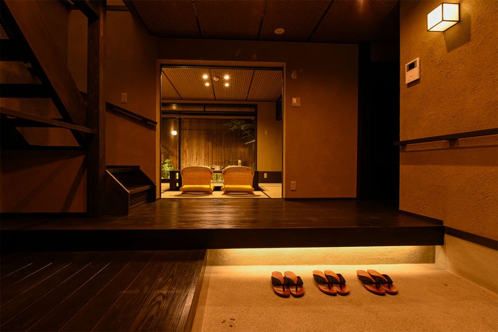 京都の町家ホテル「鈴プレミアム 飛雲 Ⅲ」の玄関 / Entrance of Kyoto Machiya Hotel Rinn Premium Hiun III