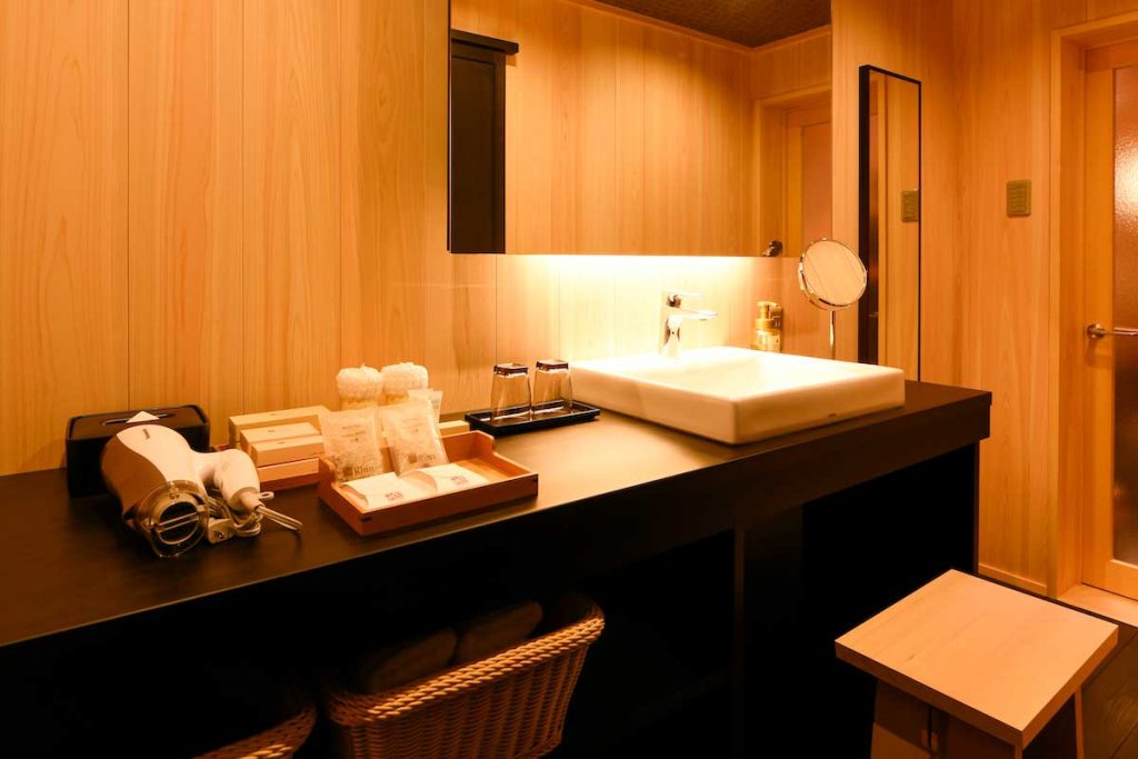 京都の町家ホテル「鈴プレミアム 飛雲 Ⅲ」の洗面所 / Washroom of Kyoto Machiya Hotel Rinn Premium Hiun III