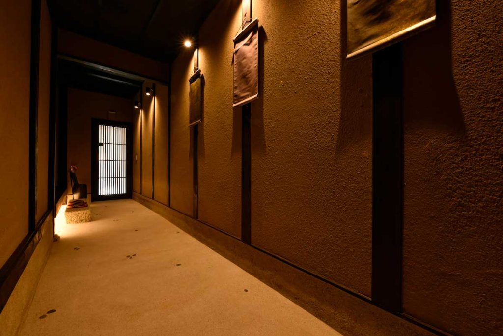 京都の町家ホテル「鈴プレミアム 光輝 西」の廊下 / Corridor of Kyoto Machiya Hotel Rinn Premium Koki West
