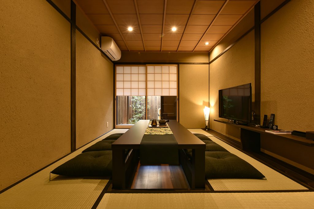 京都の町家ホテル「鈴プレミアム 光輝 東」の居間 / Living room of Kyoto Machiya Hotel Rinn Premium Koki East