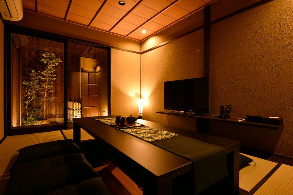 京都の町家ホテル「鈴プレミアム 光輝 東」の居間 / Living room of Kyoto Machiya Hotel Rinn Premium Koki West