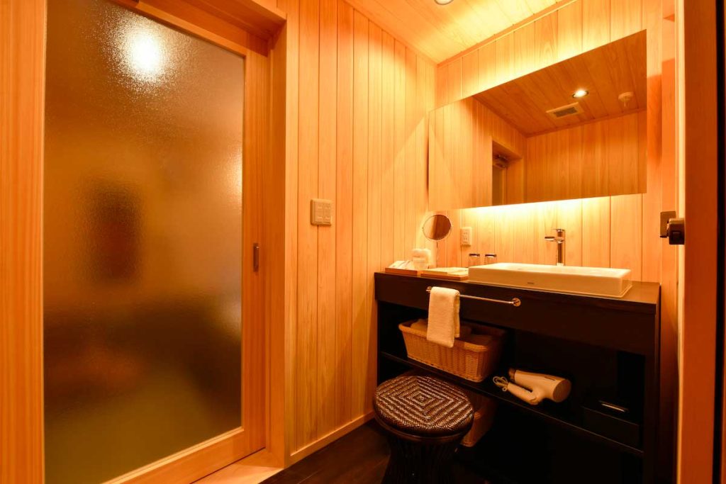 京都の町家ホテル「鈴プレミアム 光輝 西」の浴室 / Bathroom of Kyoto Machiya Hotel Rinn Premium Koki East