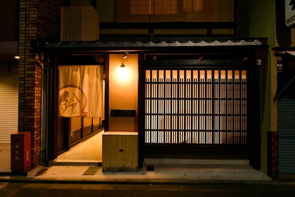 京都の町家ホテル「鈴プレミアム 薫風」の入り口 / Approach of Kyoto Machiya Hotel Rinn Premium Kunpu