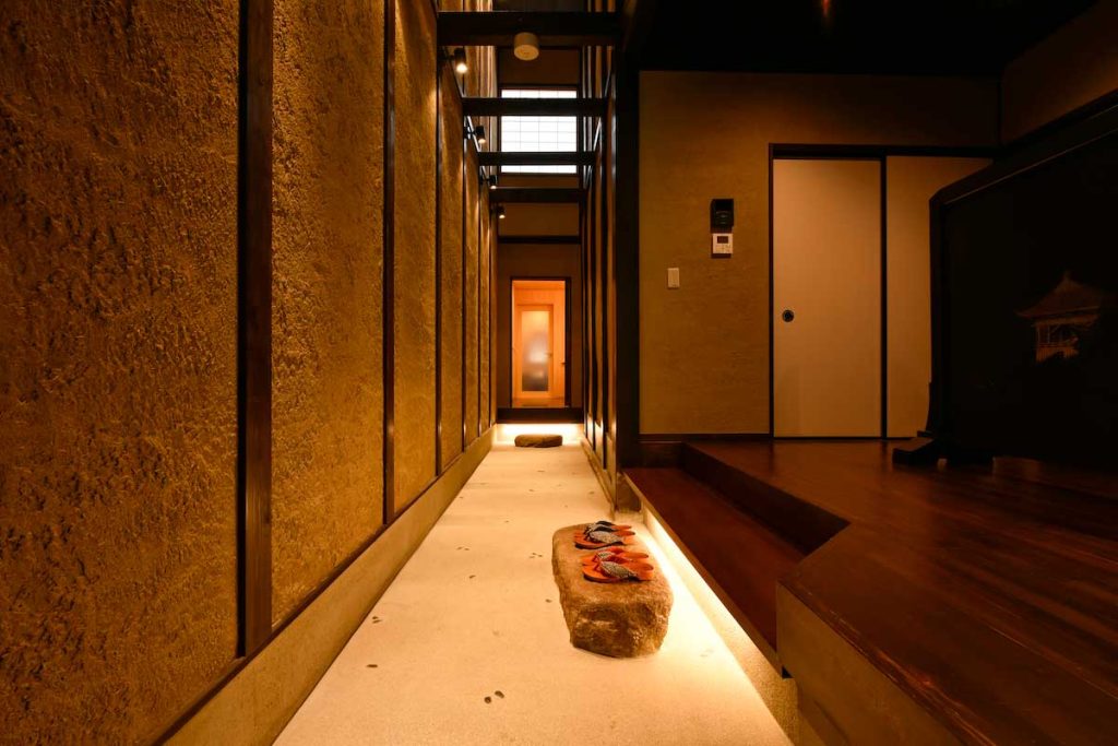 京都の町家ホテル「鈴プレミアム 薫風」の廊下 / Corridor of Kyoto Machiya Hotel Rinn Premium Kunpu