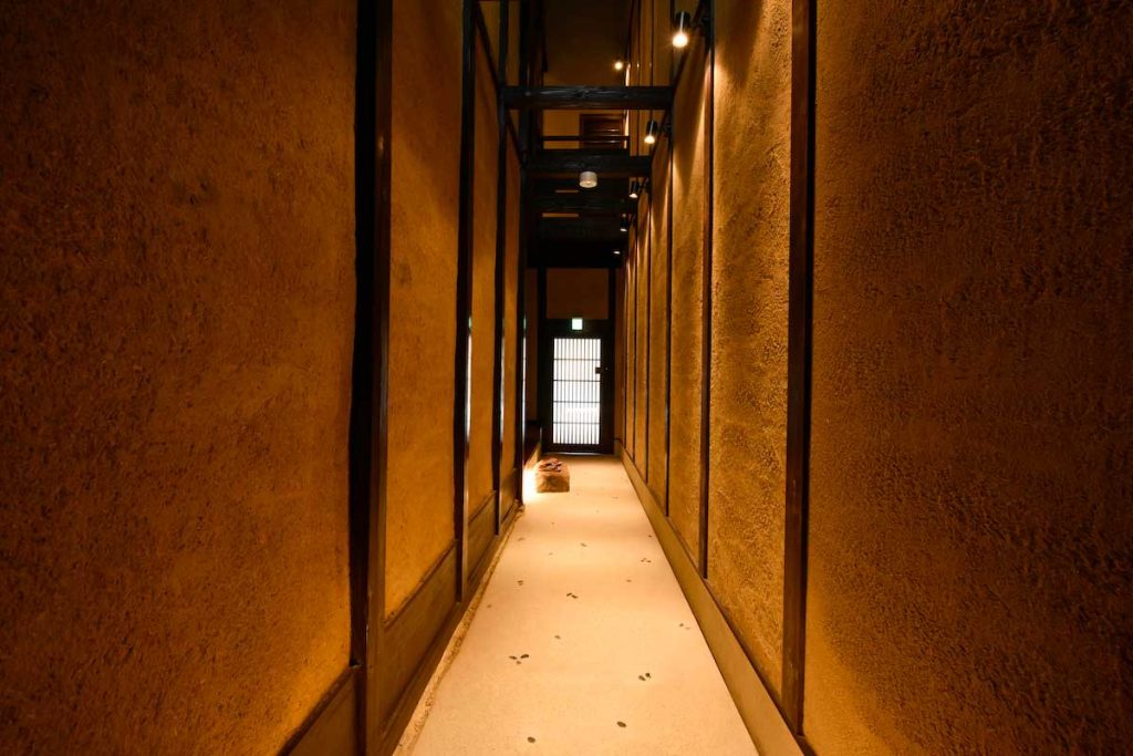京都の町家ホテル「鈴プレミアム 薫風」の廊下 / Corridor of Kyoto Machiya Hotel Rinn Premium Kunpu