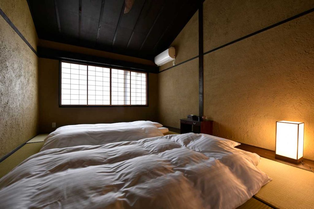 京都の町家ホテル「鈴プレミアム 薫風」の2Fの和室 / Japanese-style room on the 2nd floor of Kyoto Machiya Hotel Rinn Premium Kunpu
