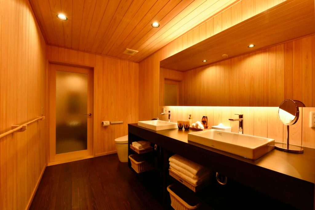 京都の町家ホテル「鈴プレミアム 薫風」の洗面所とトイレ / Washroom and toilet of Kyoto Machiya Hotel Rinn Premium Kunpu