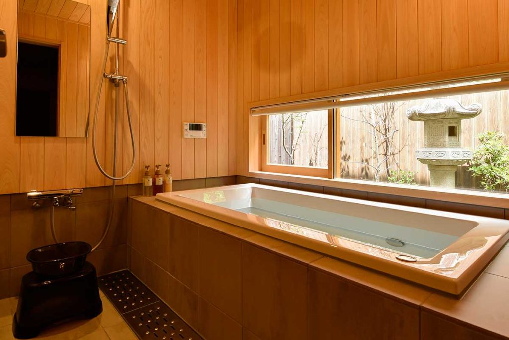 京都の町家ホテル「鈴プレミアム 薫風」のお風呂 / Bathtub of Kyoto Machiya Hotel Rinn Premium Kunpu