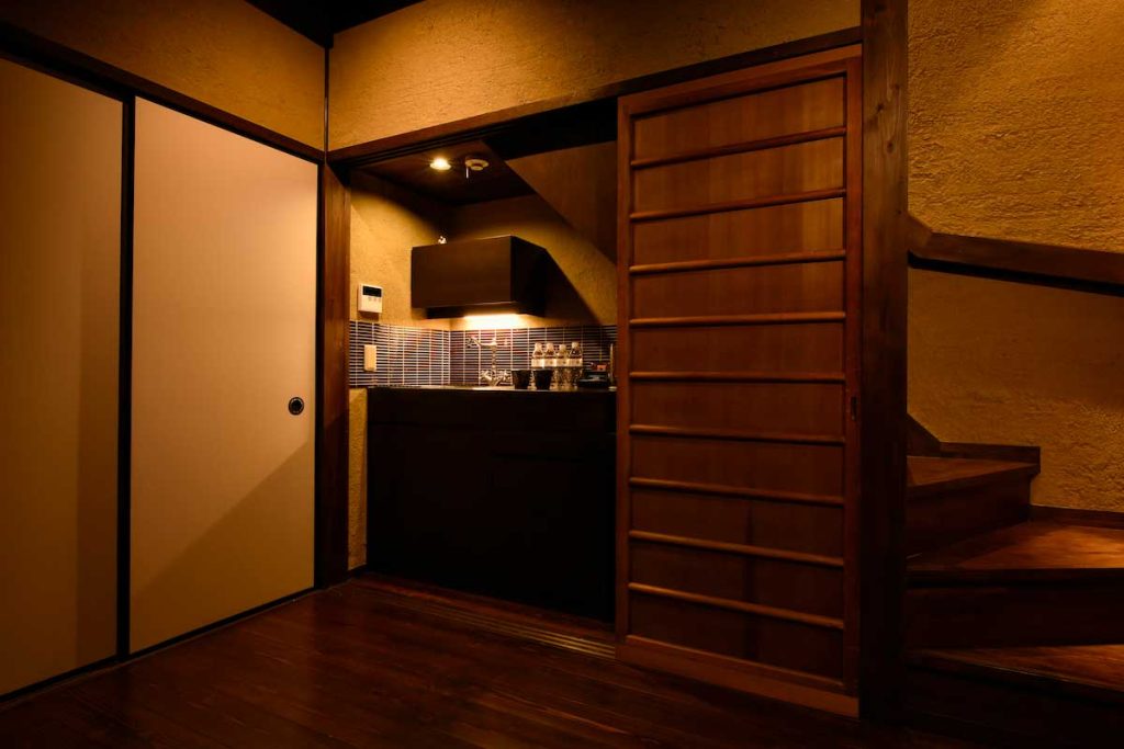京都の町家ホテル「鈴プレミアム 薫風」のミニバー/ Pantry of Kyoto Machiya Hotel Rinn Premium Kunpu