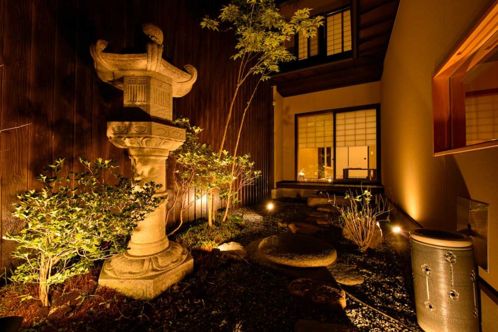 京都の町家ホテル「鈴プレミアム 薫風」の坪庭 / Courtyard garden of Kyoto Machiya Hotel Rinn Premium Kunpu