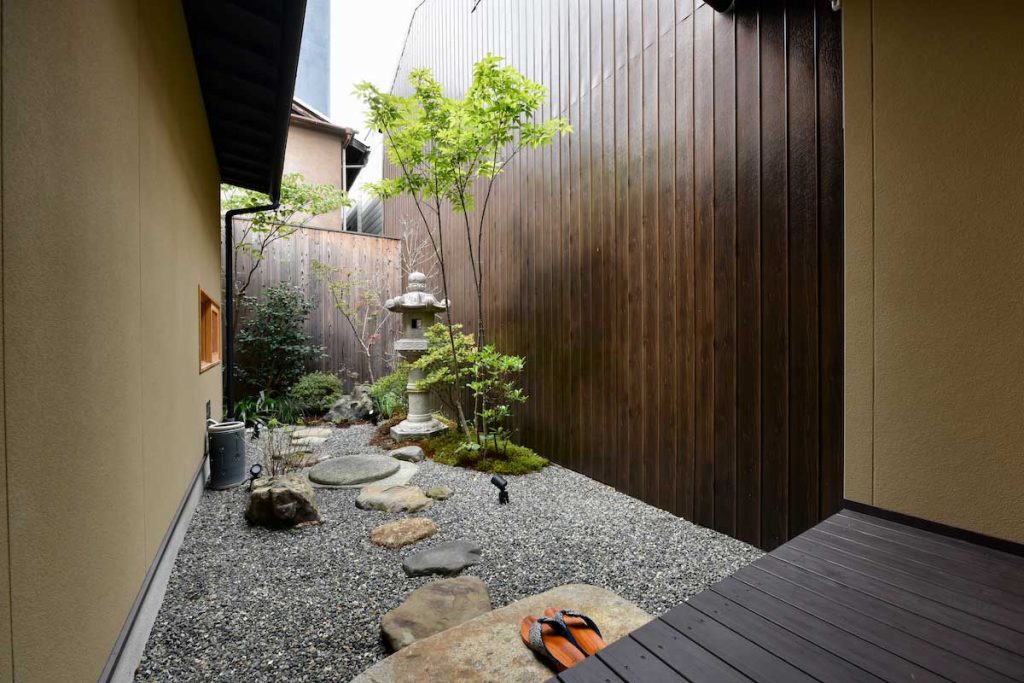 京都の町家ホテル「鈴プレミアム 薫風」の坪庭 / Courtyard garden of Kyoto Machiya Hotel Rinn Premium Kunpu