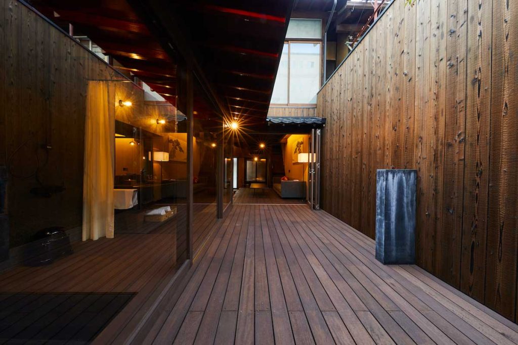 京都の町家ホテル「鈴プレミアム 二条城北」のウッドデッキ / Wood deck of Kyoto Machiya Hotel Rinn Premium Nijo-jo Kita