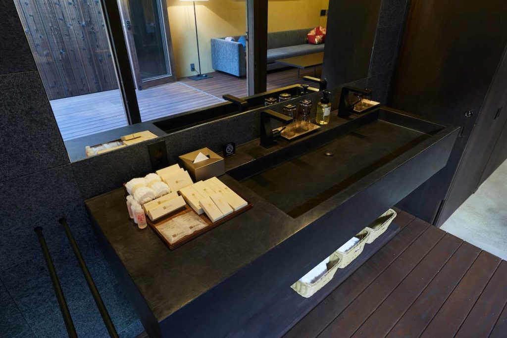 京都の町家ホテル「鈴プレミアム 二条城北」の洗面台 / Wash basin of Kyoto Machiya Hotel Rinn Premium Nijo-jo Kita