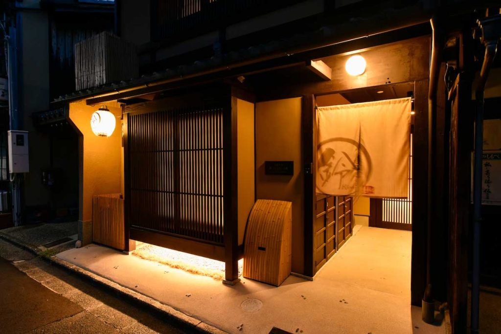 京都の町家ホテル「鈴プレミアム 八重」の入り口 / Approach to Kyoto Machiya Hotel Rinn Premium Yae