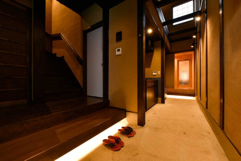 京都の町家ホテル「鈴プレミアム 八重」の廊下 / Corridor of Kyoto Machiya Hotel Rinn Premium Yae