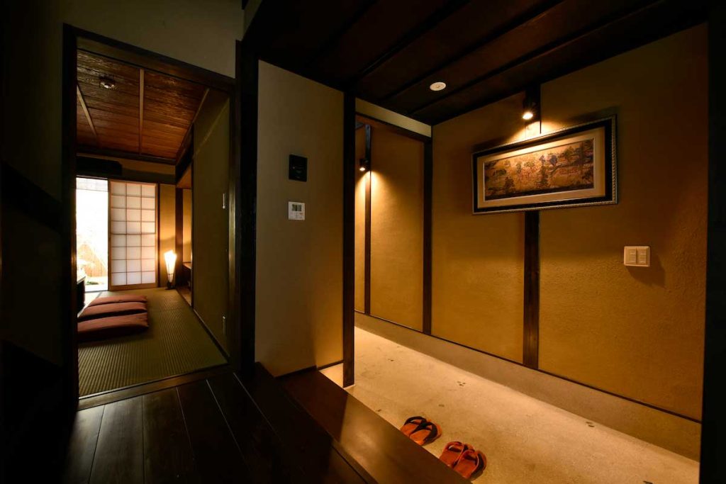 京都の町家ホテル「鈴プレミアム 八重」の玄関 / Entrance of Kyoto Machiya Hotel Rinn Premium Yae