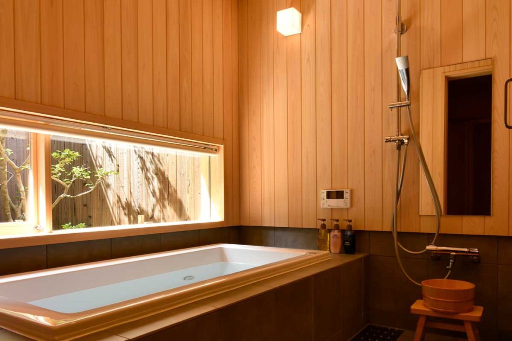 京都の町家ホテル「鈴プレミアム 八重」の浴槽 / Bathtub of Kyoto Machiya Hotel Rinn Premium Yae