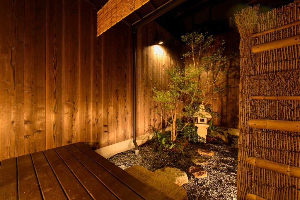 京都の町家ホテル「鈴プレミアム 八重」の坪庭 / Courtyard garden of Kyoto Machiya Hotel Rinn Premium Yae