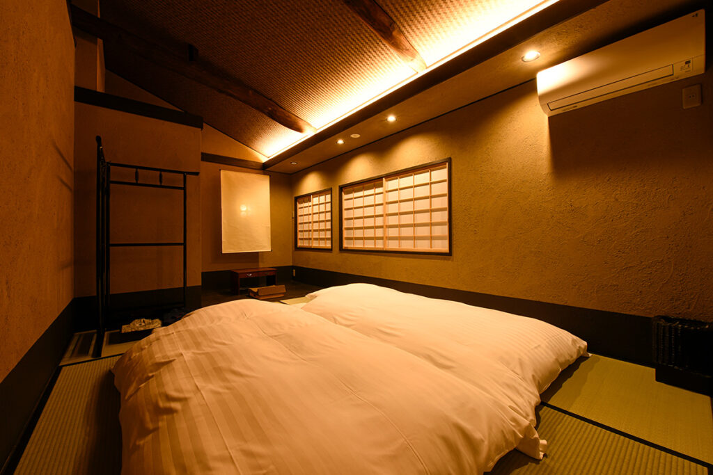 京都の町家ホテル「鈴プレミアム 飛雲 Ⅱ」の2Fの和室 / Japanese-style Room on the 2nd Floor of Kyoto Machiya Hotel Rinn Premium Hiun II