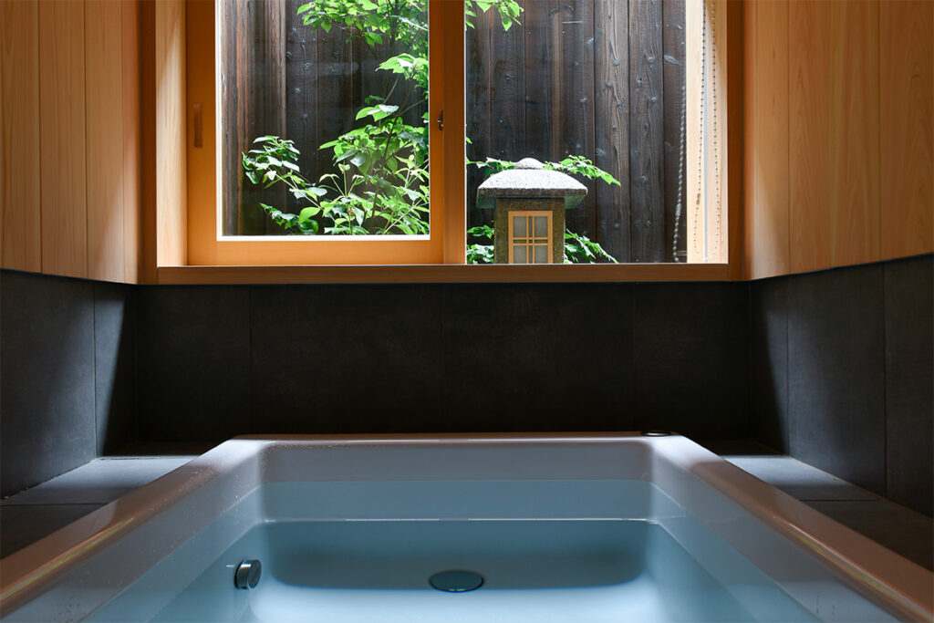 京都の町家ホテル「鈴プレミアム 飛雲 Ⅲ」の浴槽 / Bathtub of Kyoto Machiya Hotel Rinn Premium Hiun III