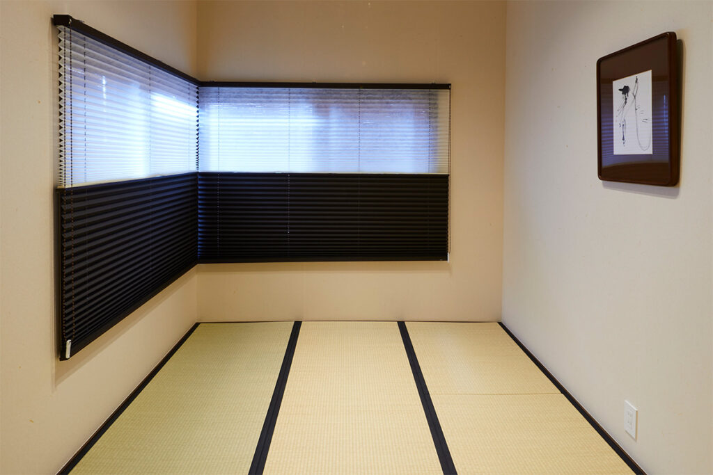 京都の町家ホテル「鈴プレミアム 二条城北」の2Fの寝室 / 2nd floor bedroom of Kyoto Machiya Hotel Rinn Premium Nijo-jo Kita